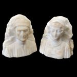 Par de Serre-livres em alabastro representando Dante Alighieri e Gemma sua esposa. Meds: 16,0 cm x 15,0 cm x 7,0 cm