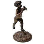 Escultura em bronze patinado representando baco menino. Altura: 20, 5 cm