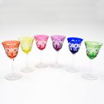 6 copos de vinho em cristal da Bohemia com overlay em cores diversas com fino desenho de estrelas em reserva e pastilhas, fundo estrelado. Altura: 15,7 cm