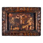 Pintura sacra sobre madeira representando crucificação, moldura em madeira entalhada e dourada, cerca 1800. Meds: 25,0 cm x 34,0 cm (com moldura)