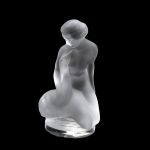 LALIQUE FRANCE - Grupo escultórico Art Decó representando nu feminino com cisne. Altura: 11,5 cm
