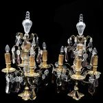 Par de girandóles em bronze e cristal francês com 4 lâmpadas encimado por fruta lapidada, cerca 1900. Altura: 48.0 cm
