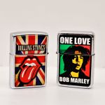 Isqueiros (2) `Rolling Stones e Bob Marley`, peças especiais, para colecionadores, tipo Zippo, marca Star e Arth, em metal cromado e resina esmaltada.