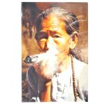 Steve Mc Curry – foto original de figura típica de Katmandu fumando cigarro de erva afrodisíaca local – Nepal – atribuída ao grande fotógrafo americano, especializado em termos orientais, muito premiado no exterior. Em papel Kodak especial U.S.A (45,5 cm x 30 cm)