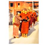 Steve Mc Curry – foto original de fila indiana de iniciantes na seita oriental, recebendo o Arroz da Meditação – Nepal – atribuída ao grande fotógrafo americano, especializado em termos orientais, muito premiado no exterior. Em papel Kodak especial U.S.A (43 cm x 30 cm)