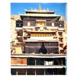 Steve Mc Curry – foto original de Templo oriental de rara riqueza encravado na montanha em Katmandu – Nepal – atribuída ao grande fotógrafo americano, especializado em termos orientais, muito premiado no exterior. Em papel Kodak especial U.S.A (39,5 cm x 30 cm)