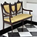 Cadeiral / namoradeira em madeira nobre no estilo Art noveau com assento e encosto estofados. Meds: 1,23 m x 1,07 m x 53,0 cm