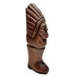 Arte Popular - Totem em madeira nobre com cabeça de índio sobre bota. Altura: 32,0 cm