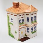 Biscoiteira em cerâmica Townhouse Canister Collection Avon em formato de grande casa . Meds: 23,5 cm x 16,0 cm x 15,0 cm