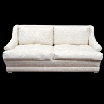 Sofa de 2 lugares forrado em fino tecido brocado na cor bege. Meds: 80,0 cm x 1,93 m x 94,0 cm