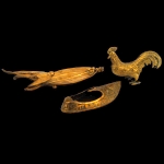 Lote com 3 peças em miniaturas em bronze provavelmente austríaco, chinela, pássaro sobre folhas e galo. 20,0 cm (pássaro sobre folha)