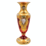 Vaso em vidro veneziano na cor vermelha com farta decoração a ouro aplicado com pintura floral em relevo. Altura: 37,0 cm