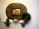 Grande espelho sulamericano,(cuzquenho), no formato de " rabo de pavão " com icones de pequenos espelhos e espelho retangular ao centro, cerca 1900/40. medidas: 145 x 120 cm