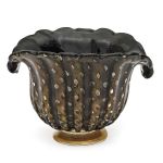 Vaso em vidro de Murano na cor negra, corpo cilindrico gomado em forma de leque, bulicante com inclusão de pé de ouro, anos 70./80. Medidas: 19 cm de altura x 26 cm de largura  x 26 de profund.