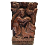 Talha indo-portuguesa em único bloco de madeira representando São João Batista, cerca 1800. Medidas: 36 x 21 cm.