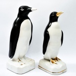 Casal de Pinguins em porcelana. Alturas: 26 e 23,5 cm.