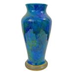 Vaso em cerâmica esmaltada de Sévres, corpo cilindrico na cor azul irridescente com base em bronze e marca no fundo, século XIX. Altura: 36 cm. (pequeníssimo lascado na borda-vide foto)
