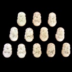 Conjunto de 12 pedantifs em jade branco chinês com fina escultura de símbolos do zodíaco. Medidas: 3,5 x 2.3 cm