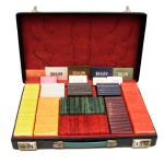Conjunto de fichas para jogo de mesa em baquelite com fichas de 9 cores e valores distintos, acondicionadas em maleta executiva revestida de couro e forrada em veludo vermelho. Medidas: 44 x 27 x 7,5 cm.