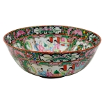 Bowl em porcelana chinesa Mandarim do século XIX com rica decoração de elementos vegetais, pássaros e personagens sobre reservas em forma de leque. Meds: 9,0 cm x 23, 2 cm