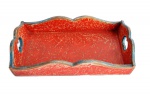 Bandeja grande de madeira trabalhada em patina na cor vermelha. Medida 30x19cm