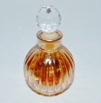 Perfumeiro em vidro tipo iridescente com belíssima tampa com lapidação diamante. Medida 12 cm de altura.