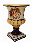 Espetacular floreira romana em porcelana ricamente policromada com florais pintados à mão. Peça de criação do renomado LUIZ SALVADOR. Medida 20 cm de diâmetro e 27 cm de altura. Peça em excelente estado.