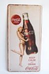 Placa Decorativa KEEP CALM and DRINK - COCA COLA com efeito envelhecido confeccionada em metal. Medidas: 31x16 cm.
