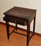 Antiga mesa de apoio para escritório em madeira maciça, com uma gaveta, puxador em madeira. Medindo: 55x45x70cm.