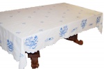 Toalha de mesa em linho, com bordados na cor azul, medindo 290x170cm. Peça em excelente estado de conservação.