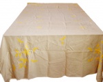 Toalha em linho com apliques florais na cor amarela, com 9 (nove) guardanapos, medindo 2,90x1,90cm.