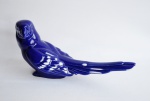 Pássaro em porcelana com ricos detalhes e predominância do azul cobalto. Medida 25cm