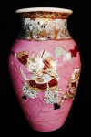 Grande e espetacular vaso Satsuma com cenas de samurais com ricos detalhes e policromia a ouro. Medida 30 cm de altura. Apresenta restauros e está sendo vendido no estado.