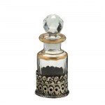 Belíssimo perfumeiro decorativo em vidro transparente com detalhes nas cores chumbo e dourado com tampa lapidada em vidro em estilo diamante. Medida 12x5cm