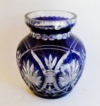 Vaso em cristal tcheco ricamente lapidado double azul e branco. Medida 24x20cm. Peça em perfeito estado.