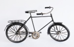 Bicicleta feita de metal representando antiga bicicleta da década de 30' com riqueza de detalhes. Medida 17x30cm. Peça sem uso e na caixa original.