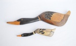 Lote contendo 2(duas)peças decorativas em madeira representando patos. Medida do patos maior 35cm de comprimento.