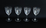 Quatro taças antigas de vinho em cristal possivelmente Saint Louis. Medida 15cm de altura.