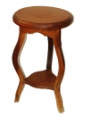 Mesa de apoio, em madeira nobre maciça, três pernas curvas, com apoio na parte inferior com tampo redondo. Medida 40x68cm