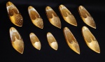 Lote contendo dez(10) cinzeiros em metal dourado, de origem indiana, no formato de sapato, de tamanhos variados. Medidas da maior 14cm.