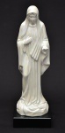 IMAGEM SACRA - "Nossa Senhora", imagem em porcelana branca iridescente apoiada sobre base negra. Med.: 41,5 cm.