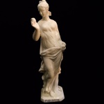 Belíssima e grande escultura italiana confeccionada em cerâmica vitrificada na cor branca representando "ninfa" alusiva a primavera. Med.: 93x30 cm.