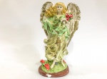 Escultura italiana confeccionada em estuque representando "dama com flores". Med.: 30 cm. Obs.: no estado.