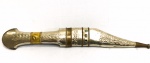 COLECIONISMO - Antiga adaga marroquina confeccionada em metal espessurado a prata com detalhes em metal dourado e aplicações em pedras na bainha. Med.: 25 cm.
