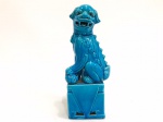 Estatueta chinesa em porcelana azul representando "Cão de Fó". Med.: 25,5 cm.