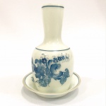Verre d'eau em opalina branca pintada a mão com flores na cor azul, acompanha presentoir. Med.: 20x14,5 cm. Obs.: falta copo.