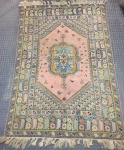 Belíssimo tapete feito à mão em lâ e algodão apresentando rica decoração floral em policromia. Med.: 201x141 cm. Obs.: necessita lavagem.