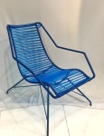 Linda cadeira com estrutura em ferro com assento e encosto em cordame de nylon na cor azul, estilo Martin Eisler.