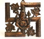 Placa de parede oriental confeccionada em metal cobreado, Hindu, representando "Ganesha" com suástica ao fundo. Med.: 24x23 cm.