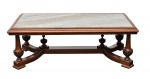 Belíssima e grande mesa de centro confeccionada em madeira nobre torneada ao estilo inglês, com colunas em forma de pinhas invertidas, tampo em mármore rajado. Med.: 42x120x60 cm.
